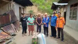 Petrus-Subin-menyerahkan-bantuan-darurat.jpg