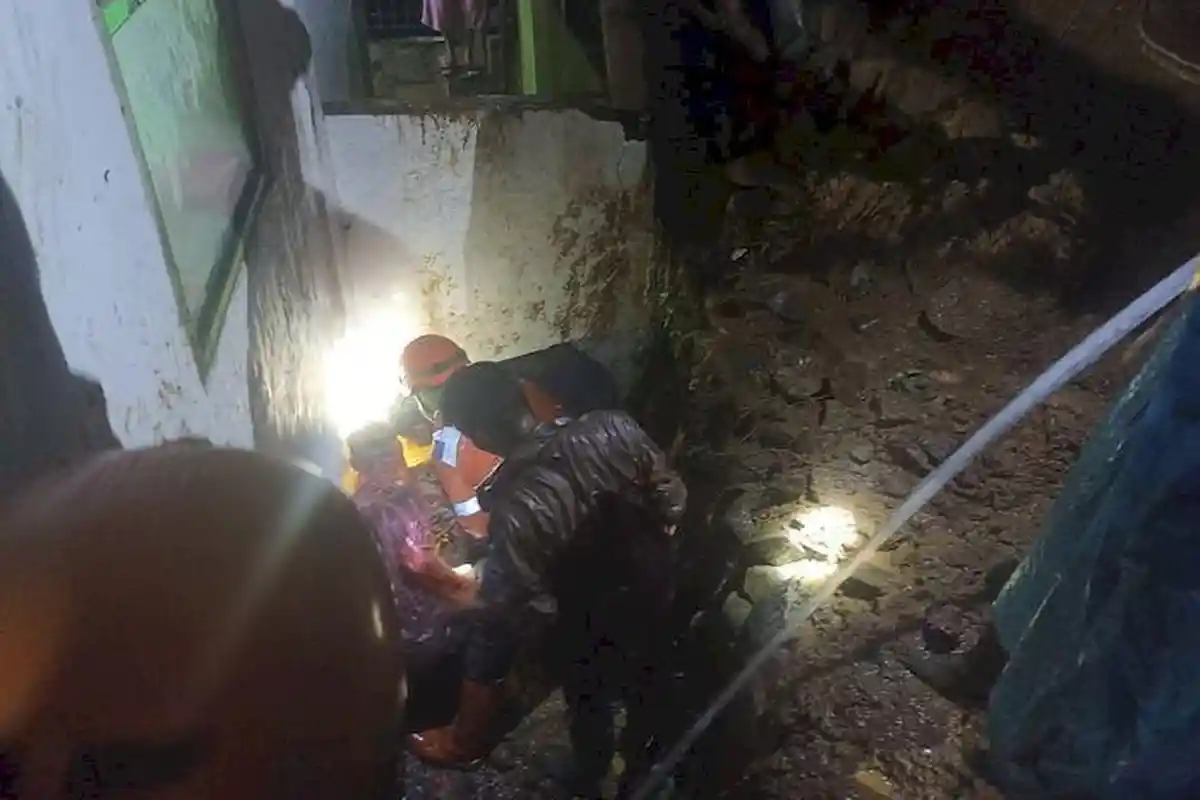 Tragis, Nenek dan Cucunya yang Digendong Meninggal Tertimbun Longsor Saat Mau Mengungsi di Ciamis
