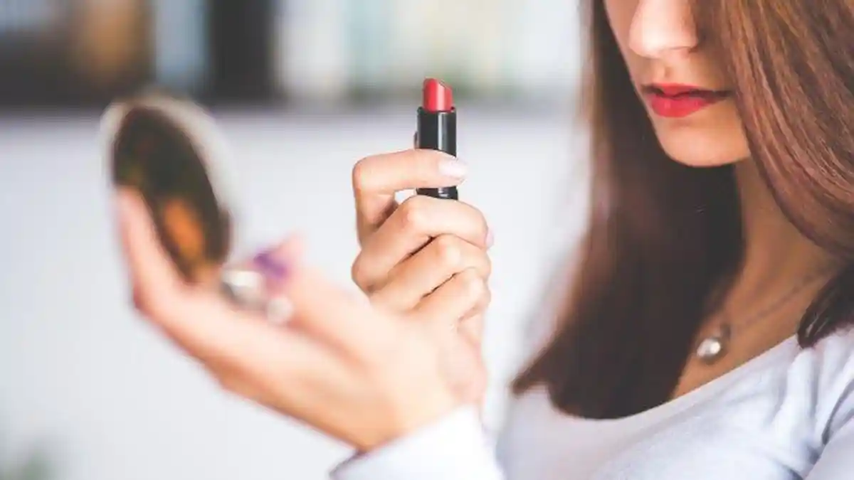 Bahaya Penggunaan Kosmetik & Pewarna Rambut saat Hamil