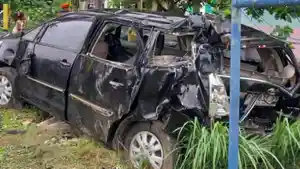 innova-ditabrak-Kereta-api-di-ketapang-banyuwangi.jpg