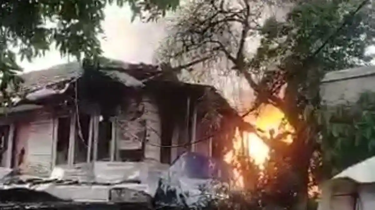 Tersambar Petir, Dua Rumah di Setiabudi Jakarta Selatan Hangus Terbakar  