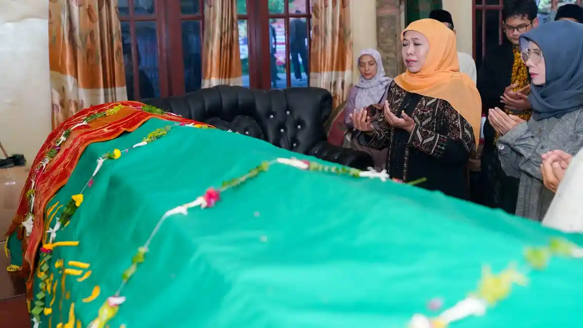 Khofifah Takziyah Ibunda Mahfud MD, Doakan Khusnul Khotimah