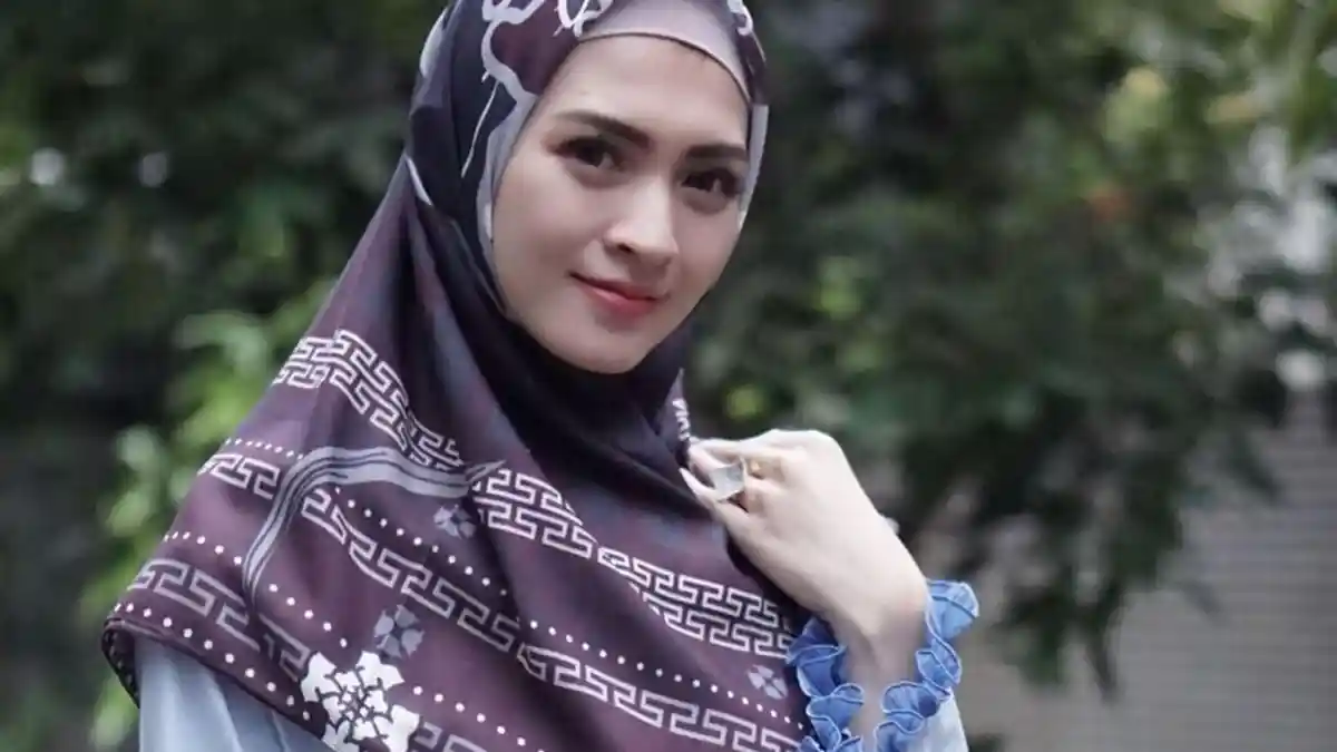 TRIBUNWIKI: Mantap Berhijab, Begini Perjalanan Karier Donita