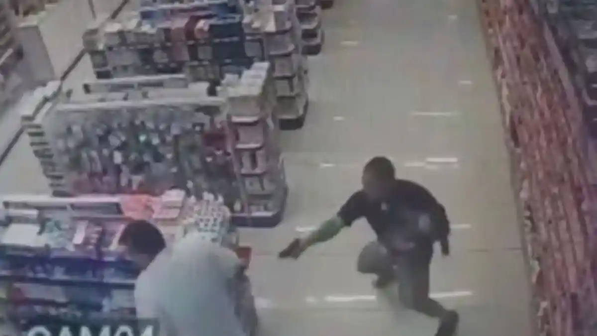 Terekam CCTV Aksi Heroik Seorang Polisi Tembak Perampok sambil Gendong Anaknya