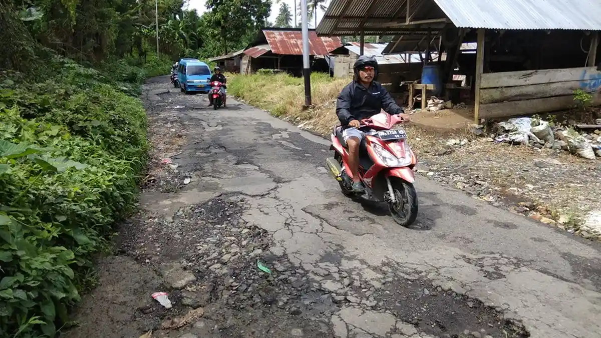 Jalan  Raya Talawaan-Tatelu Rusak Parah