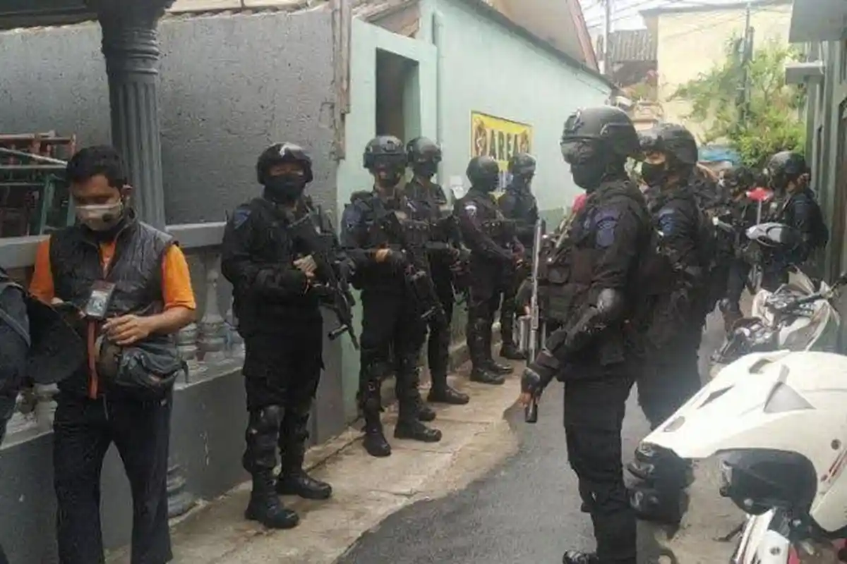 FPI Organisasi Terlarang, Pasukan TNI-Polri Sambangi Petamburan Copot Atribut dan Spanduk