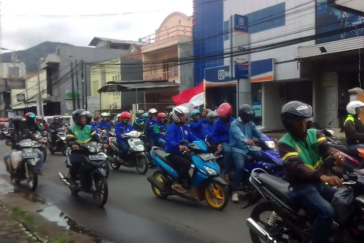 Ribuan Tukang Ojek Pangkalan Blokir Jalan Raya Jatinangor, Arus Kendaraan Pun Macet Hingga 3 KM