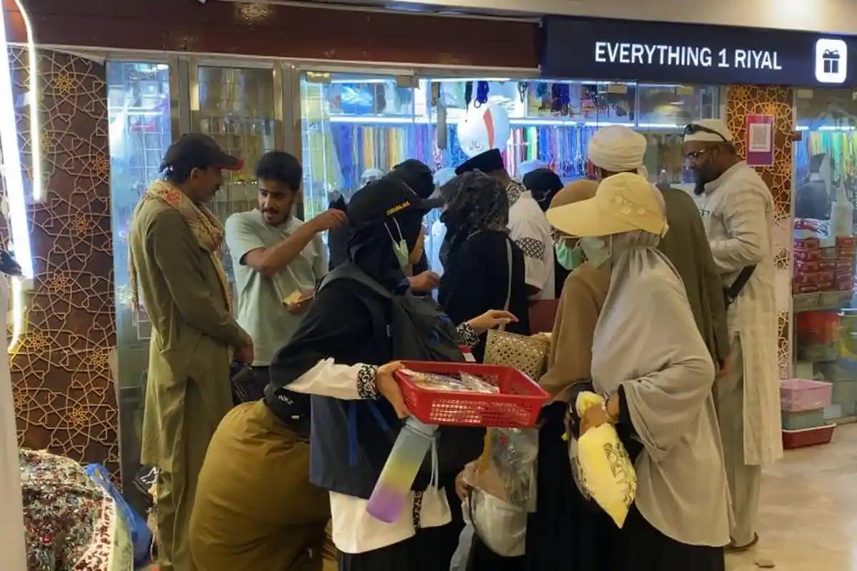 Oleh-oleh Serba 1 Riyal Ramai Diserbu Jemaah Haji saat di Madinah