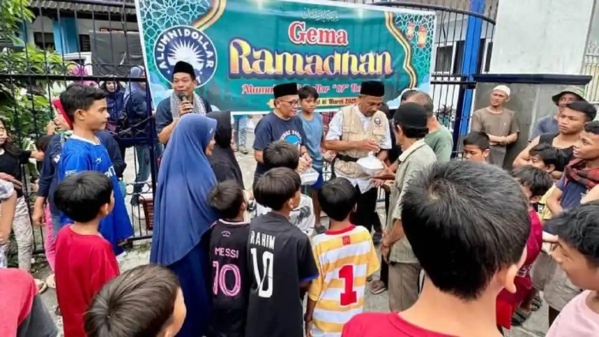 Manfaatkan Momen Ramadan, Alumni SMP Dolar 87 Bagikan 1.000 Takjil di Ampenan 