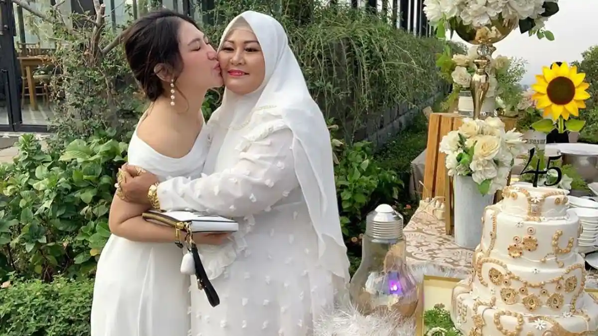Sang Ibu Ulang Tahun, Via Vallen Beri Kado Perhiasan dan Kue Berisi Uang