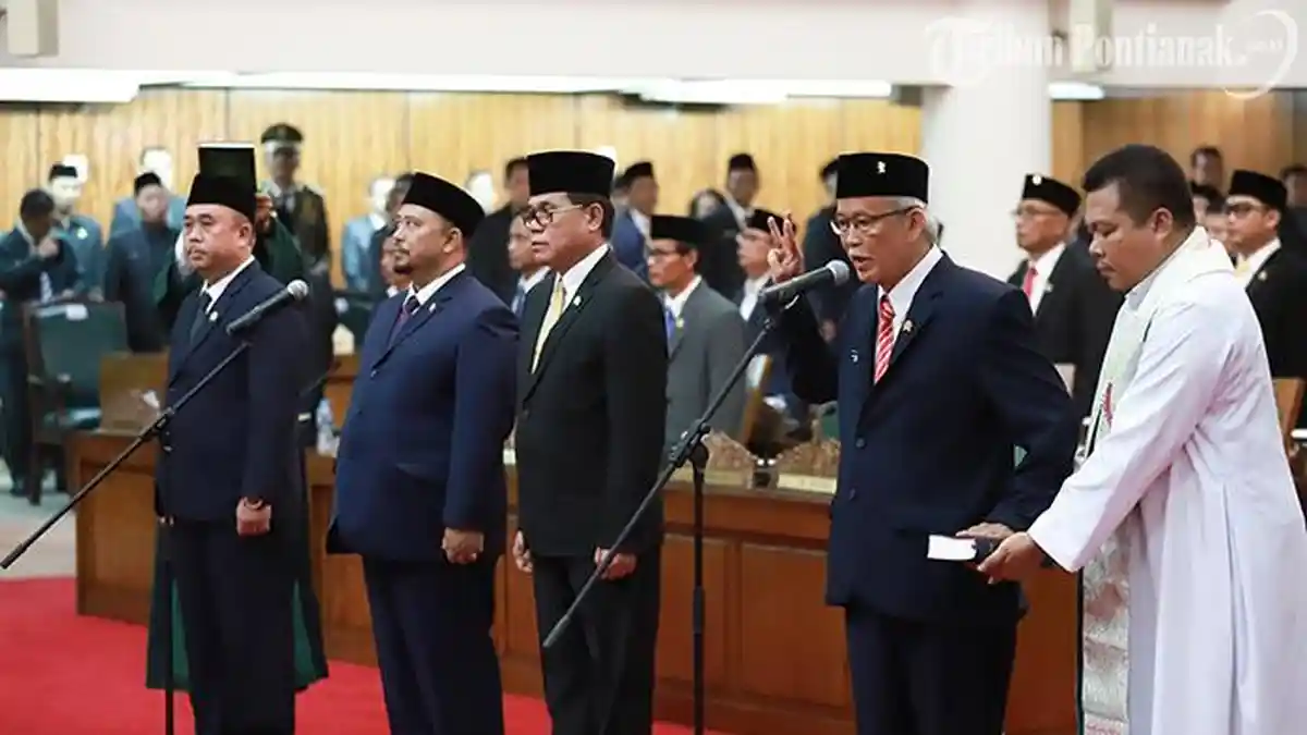 FOTO: Pengucapan Sumpah Janji Pimpinan DPRD Provinsi Kalbar Periode 2019-2024 - pengucapan-sumpah-janji-pimpinan-dprd-provinsi-kalimantan-barat-1.jpg