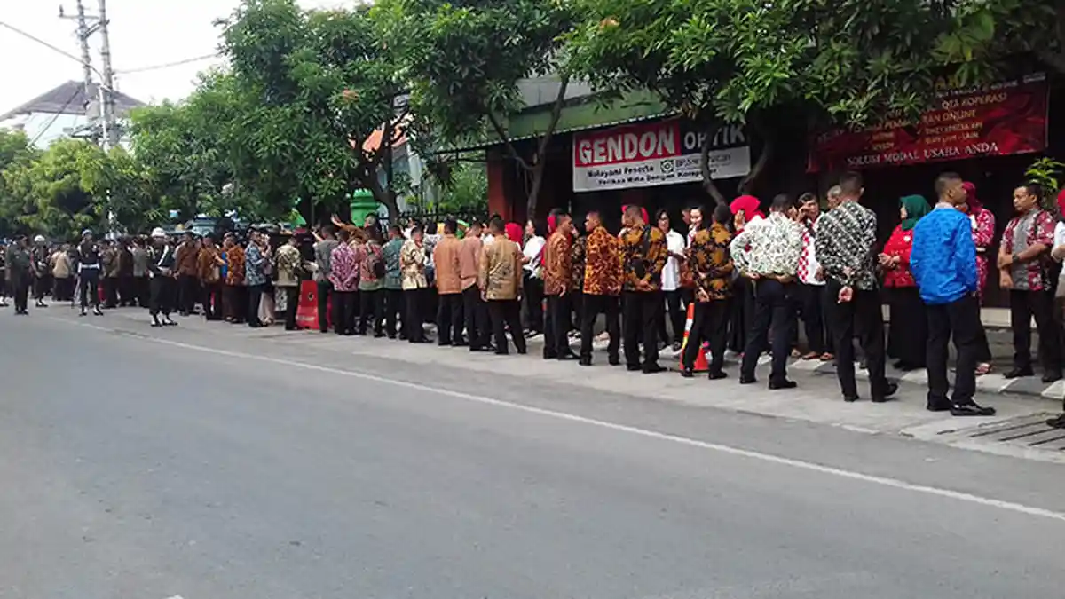 Akad Nikah Kahiyang-Bobby Siap Dilakukan, Relawan Pro Jokowi Berdesakan di Depan Gedung