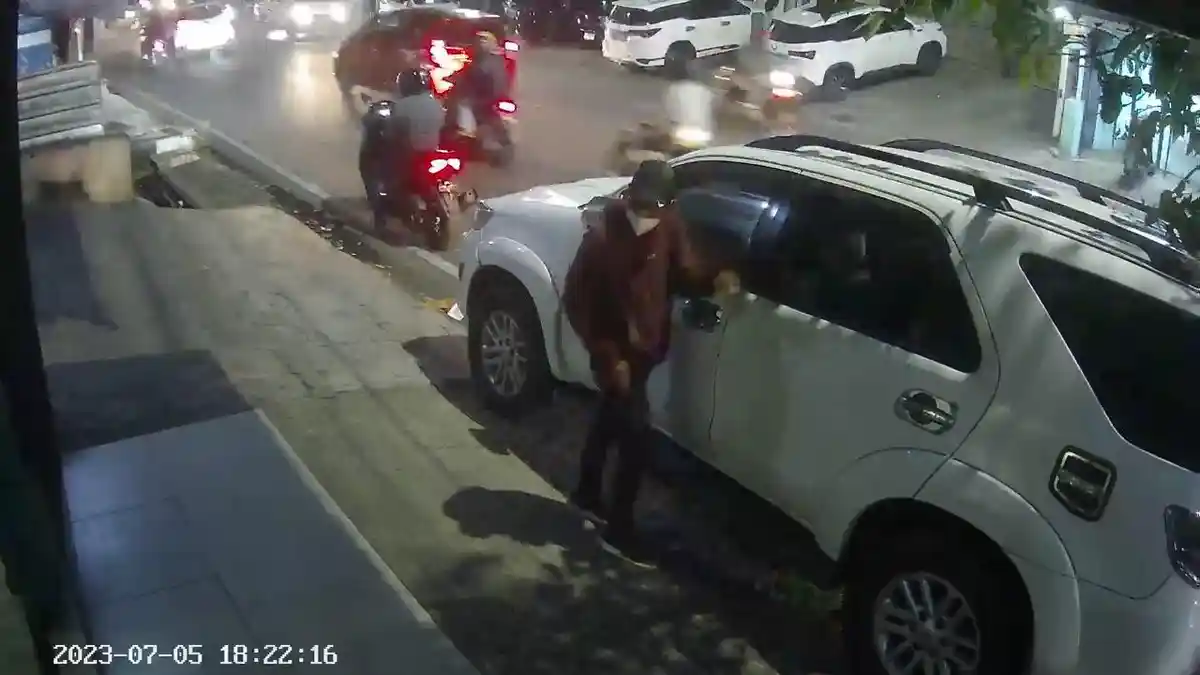 Maling Modus Pecah Kaca di Sukabumi Terekam CCTV, Gondol Uang Belasan Juta dan Laptop