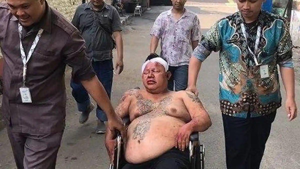 KOMPLOTAN Maling Motor Ditinggal Temannya, Pria Bertato Berbadan Tambun Bonyok Dihajar Warga