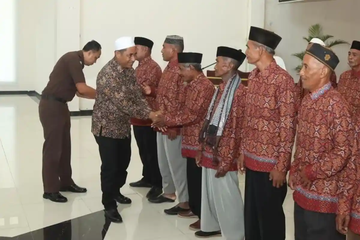 Bupati Halmahera Timur Ubaid Yakub Lepas 20 Jemaah Umroh ke Tanah Suci