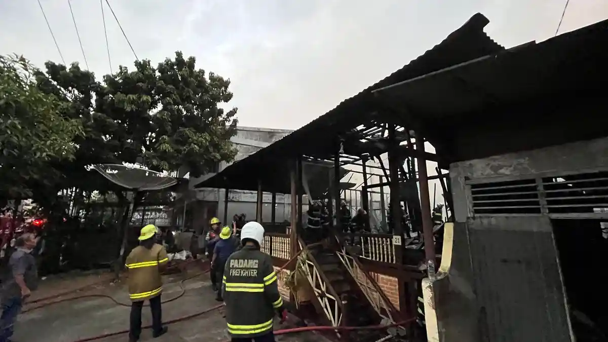 Rumah Semi Permanen di Pondok Kota Padang Hangus Terbakar Jelang Petang
