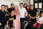 kriss-hatta-berfoto-bersama-keluarga-ahmad-dhani-dan-mulan-jameela.jpg