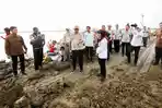 Pj-Gubernur-Jateng-Nana-Sudjana-saat-meninjau-lokasi-banjir-di-Kabupaten-Demak.jpg