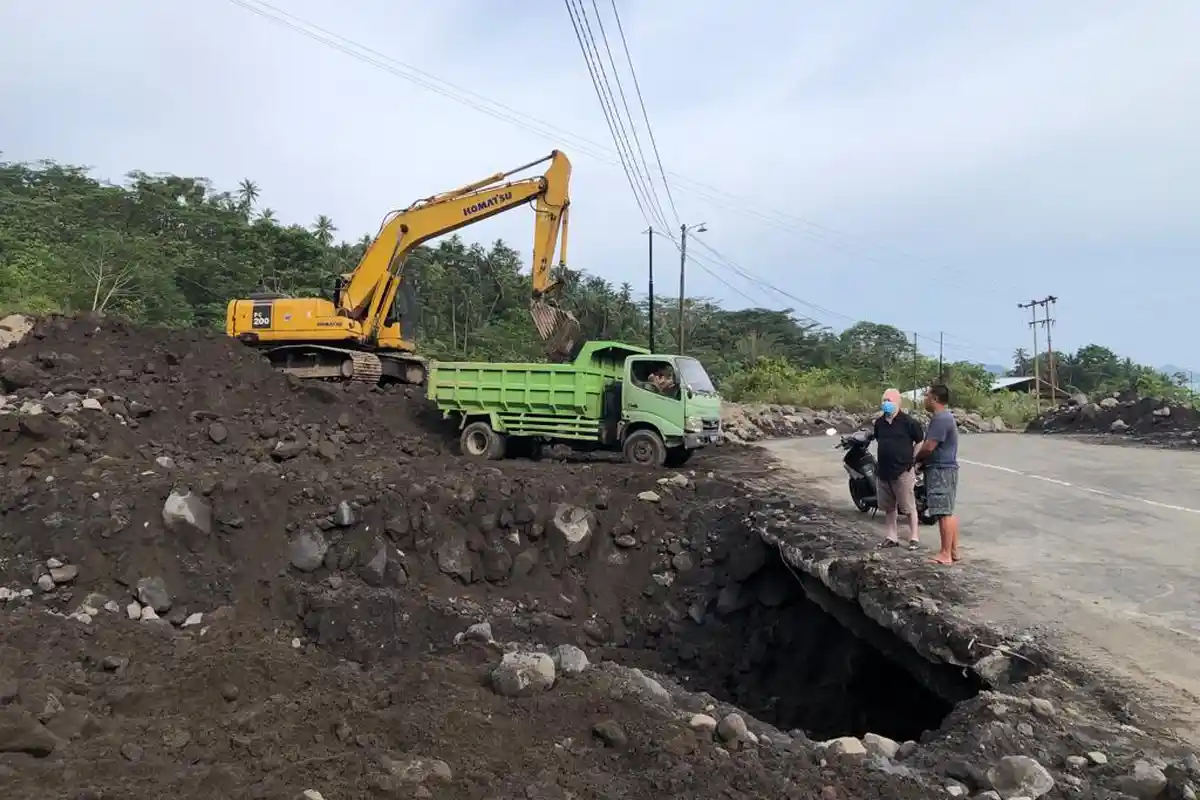 Material di Kali Batuawang Kepulauan Sitaro Dikeruk, Antisipasi Banjir Lahar Dingin Susulan