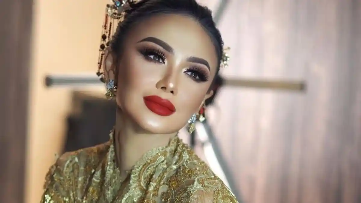 Hot Mom Yuni Shara Berbalut Gaun Emas Bernuasa Tionghoa, Netizen Tersihir Persona Awet Mudanya
