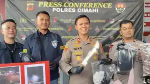 Kapolres-Cimahi-AKBP-Niko-N-Adi-Putra-ketiga-dari-kiri-saat-menunjukkan-barang-bukti.jpg