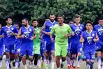 pemain-persib-bandung-menjalani-pemanasan-menjelang-berlatih.jpg
