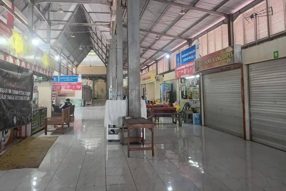 Tangis Sumarlan Pedagang Colo Kudus: "Dulu Rp100 Ribu Mudah, Kini Sulit Cari Rp20 Ribu"