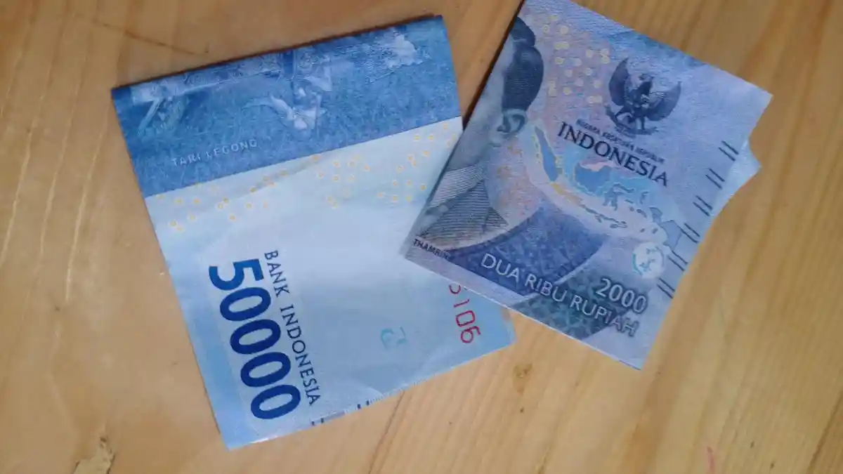 Bu Ibu, Hati-hati Tertukar Uang Rp 2 Ribu yang Baru dengan Rp 50 Ribu ...
