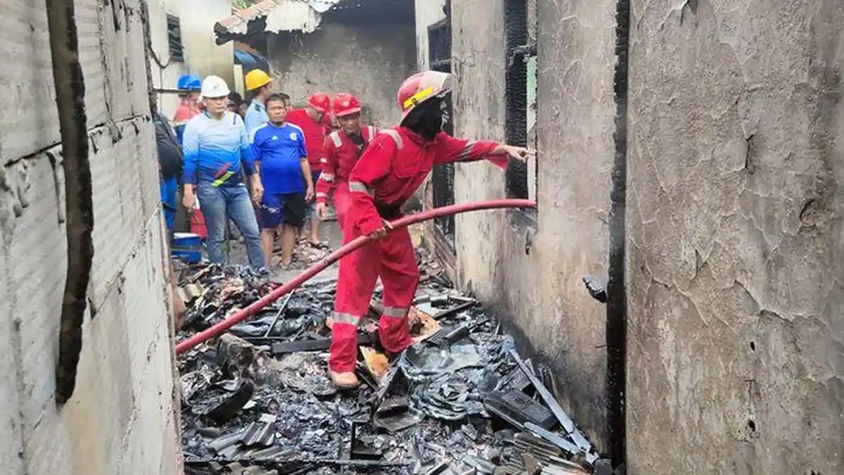 2 Rumah dan 1 Gudang Milik Warga Balongan Indramayu Terbakar, 4 Unit Damkar Diterjunkan Ke Lokasi