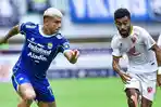 Striker-Persib-Bandung-Ciro-Alves-kiri-berhadapan-dengan-Yance-Sayuri-dari-PSM.jpg