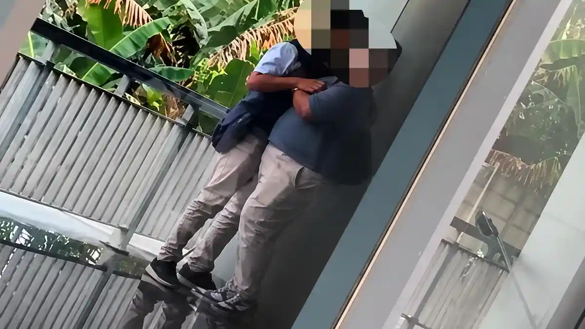 Identitas Mahasiswa PNJ Sesama Jenis yang Tertangkap Bercumbu Diburu Warganet