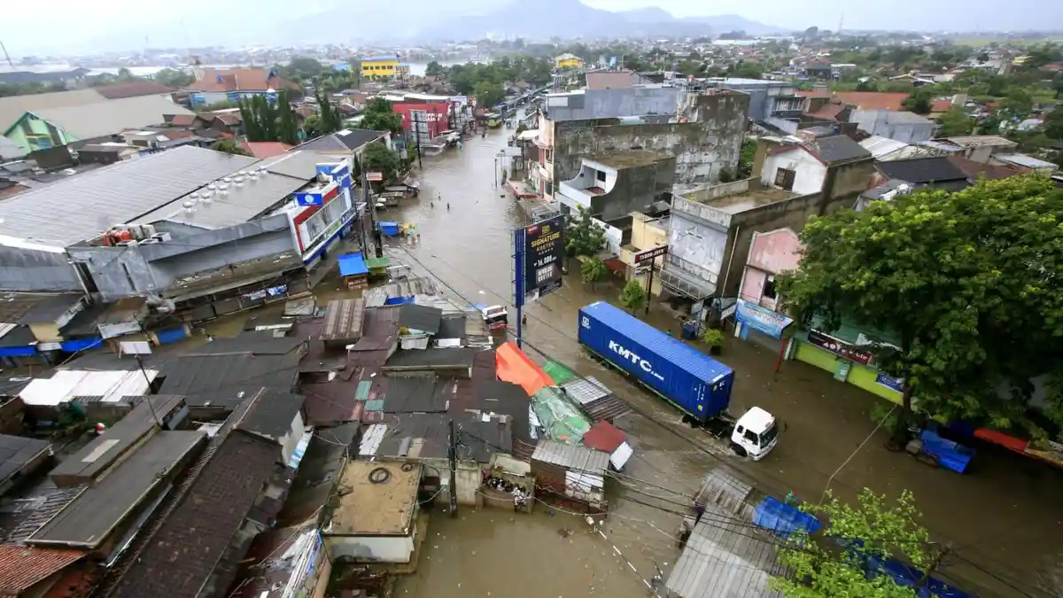 Banjir kembali Rendam Jalan Raya Dayeuhkolot Kabupaten Bandung
