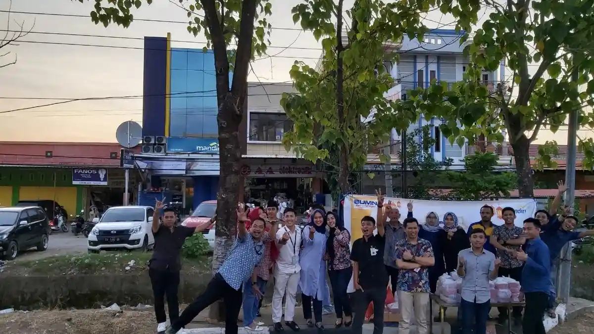 Bank Mandiri Takalar Bagi-bagi Pabuka di Jl Jendral Sudirman