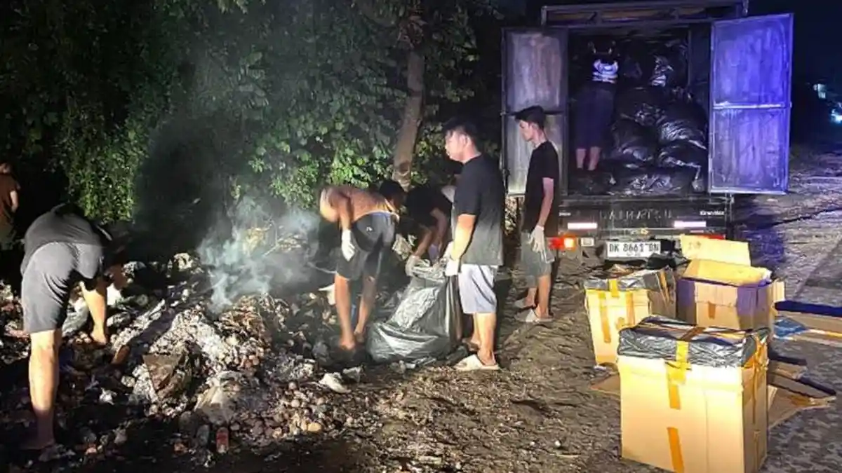 Perusahaan Roti di Denpasar Buang Sampah Sembarangan di Bypass Gianyar 
