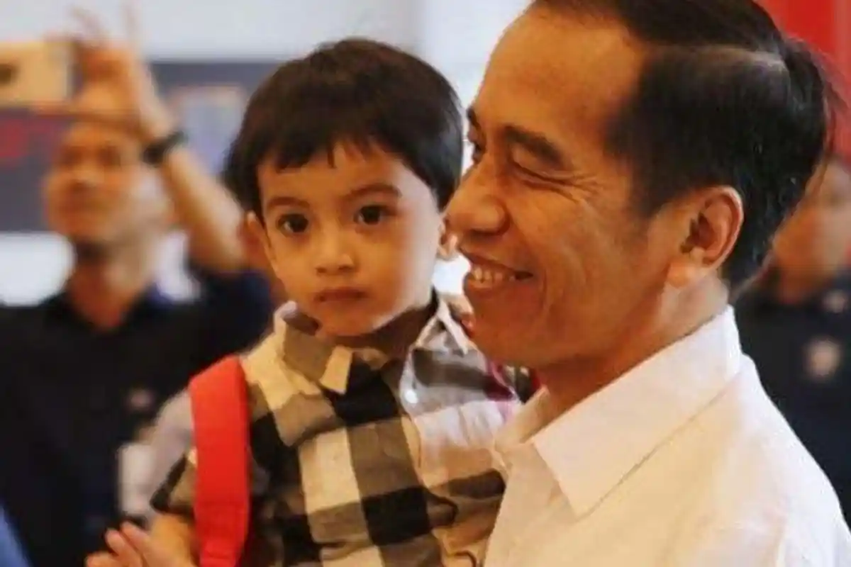 Jan Ethes Cucu Jokowi Berperilaku Begini saat Ada Warga yang Jongkok Bersalaman Dengannya, Cek Video