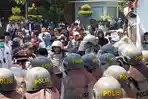 Detik-detik-demonstran-dan-aparat-kepolisian-bentrok-di-depan-Kantor.jpg