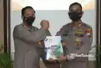 akbp-apip-ginanjar-dan-akbp-rogib-triyanto-sertijab-kapolres-pamekasan.jpg