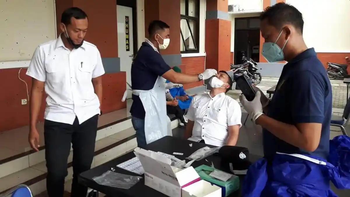 Polres Kudus Gelar Tes Swab Massal, Kompol Adimas: untuk Polisi yang Tugas Ops Ketupat Candi 2022