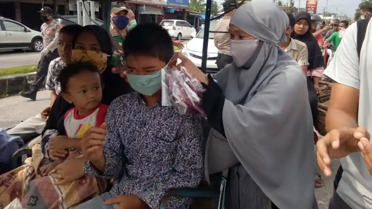 Istri Bupati Aceh Singkil Bersama Relawan Bagi Masker di Pinggir Jalan