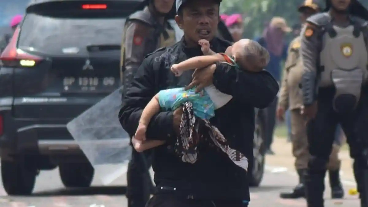 Foto Foto Warga Rempang Batam Selamatkan Bocah dari Gas Air Mata