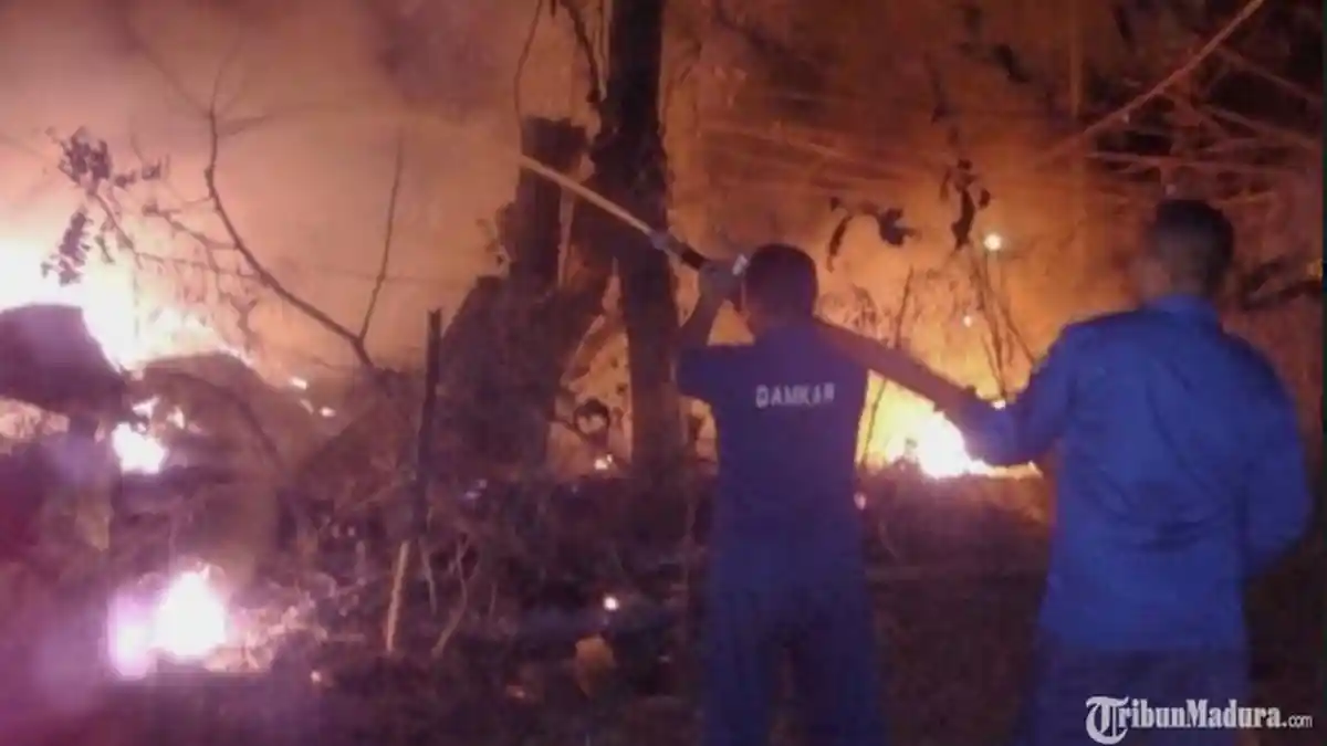 Lahan Pemakaman di Pamekasan Terbakar, Api Diduga Berasal dari Sisa Pembakaran Sampah Warga