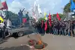 Ada-aksi-tabur-bunga-dalam-demo-mahasiswa-Lampung-di-DPRD-Lampung.jpg