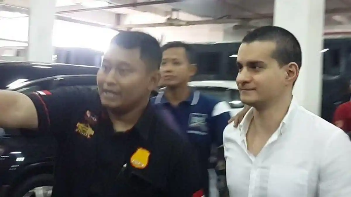 Steve Emmanuel Tampil dengan Gaya Rambut Baru, Hadiri Sidang Perdana Kasus Narkoba