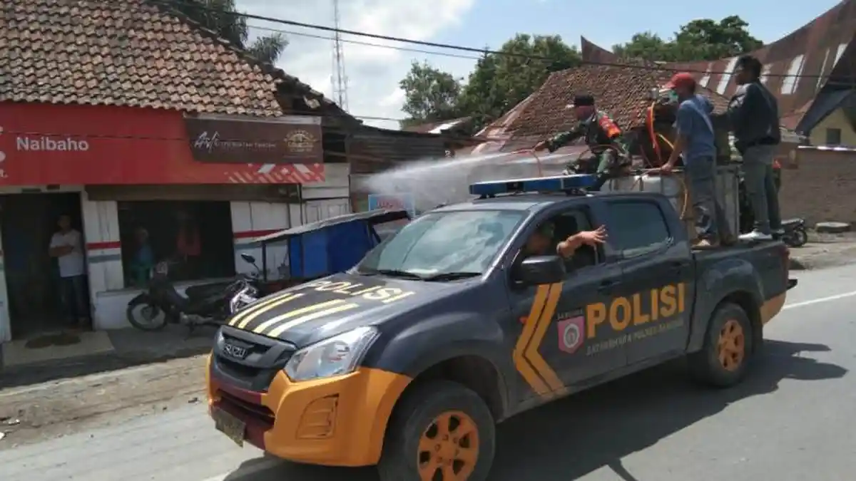 Antisipasi Penyebaran Virus Corona, 500 Liter Disinfektan Disemprotkan di Pangururan