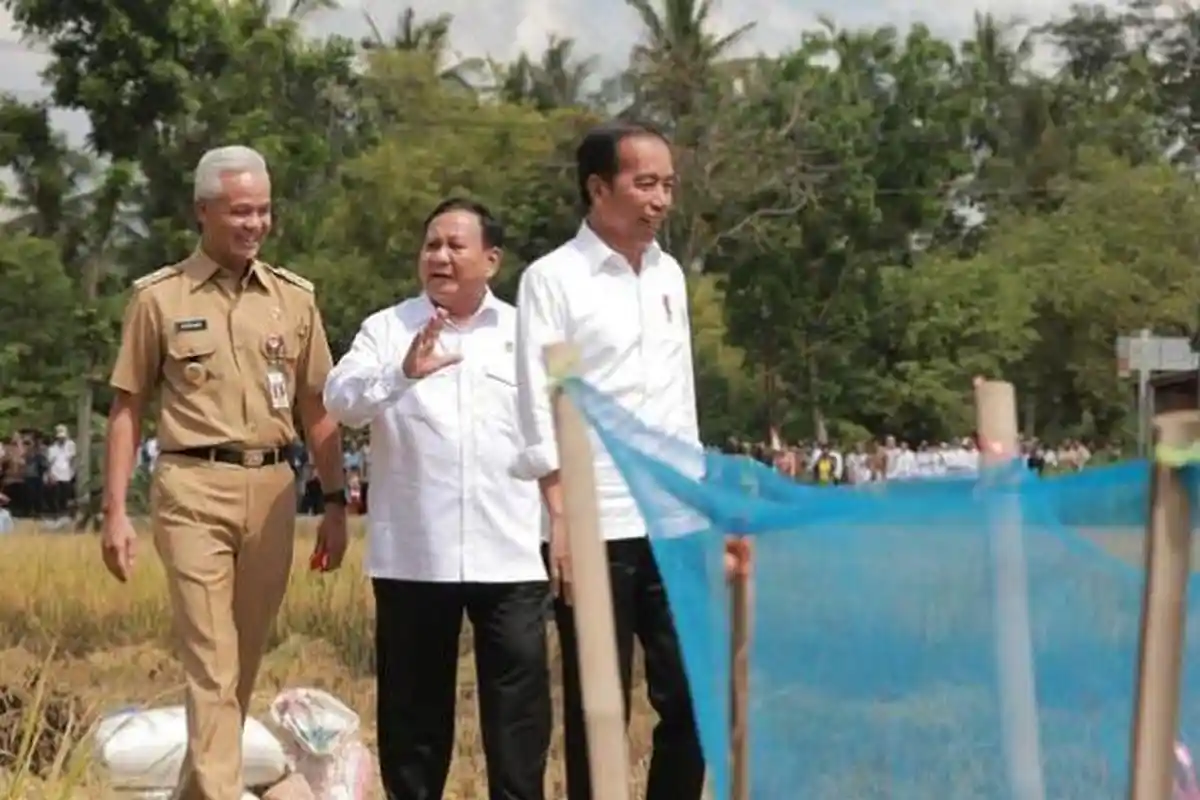 Diduga Kode untuk Masyarakat, Ini Makna Tersembunyi Foto Bertiga Jokowi dengan Ganjar dan Prabowo