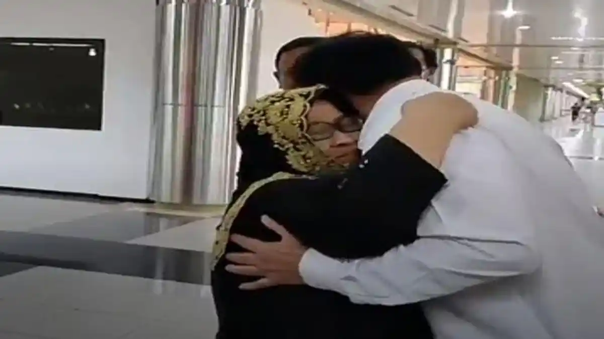 Nurdin Basirun Peluk Erat Istri di Bandara Hang Nadim Batam