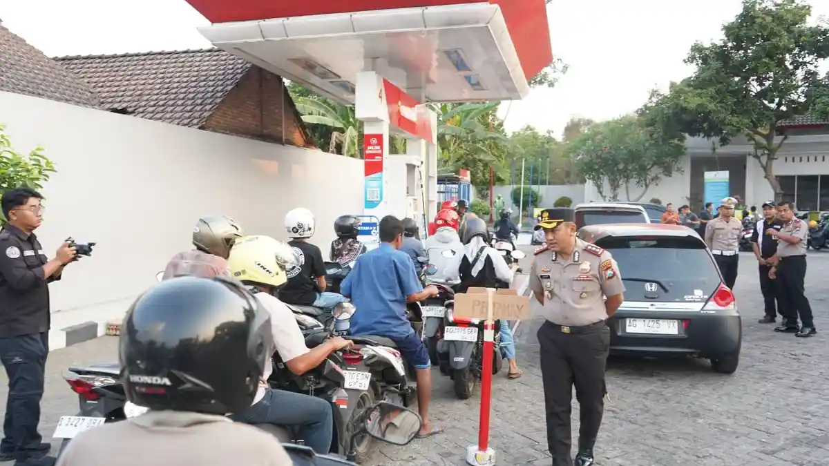 Sejumlah SPBU di Kediri Kehabisan BBM, Polisi Kawal Pasokan Dan Kawal Distribusi