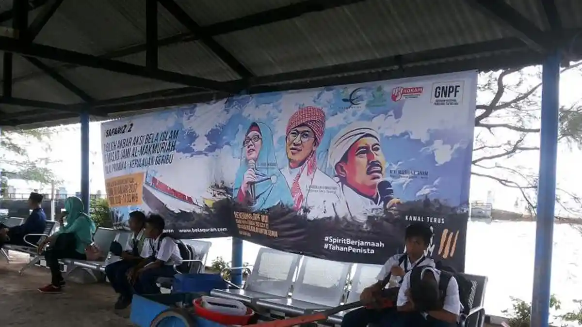Ada Spanduk #TahanPenista di Dermaga Pulau Pramuka