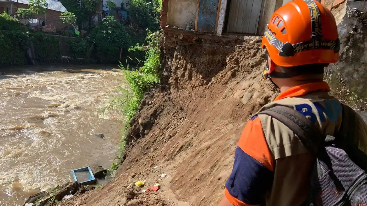 Hujan Deras, Rumah Warga di Kota Malang Ambrol, Buntut dari Plengsengan yang Ambrol