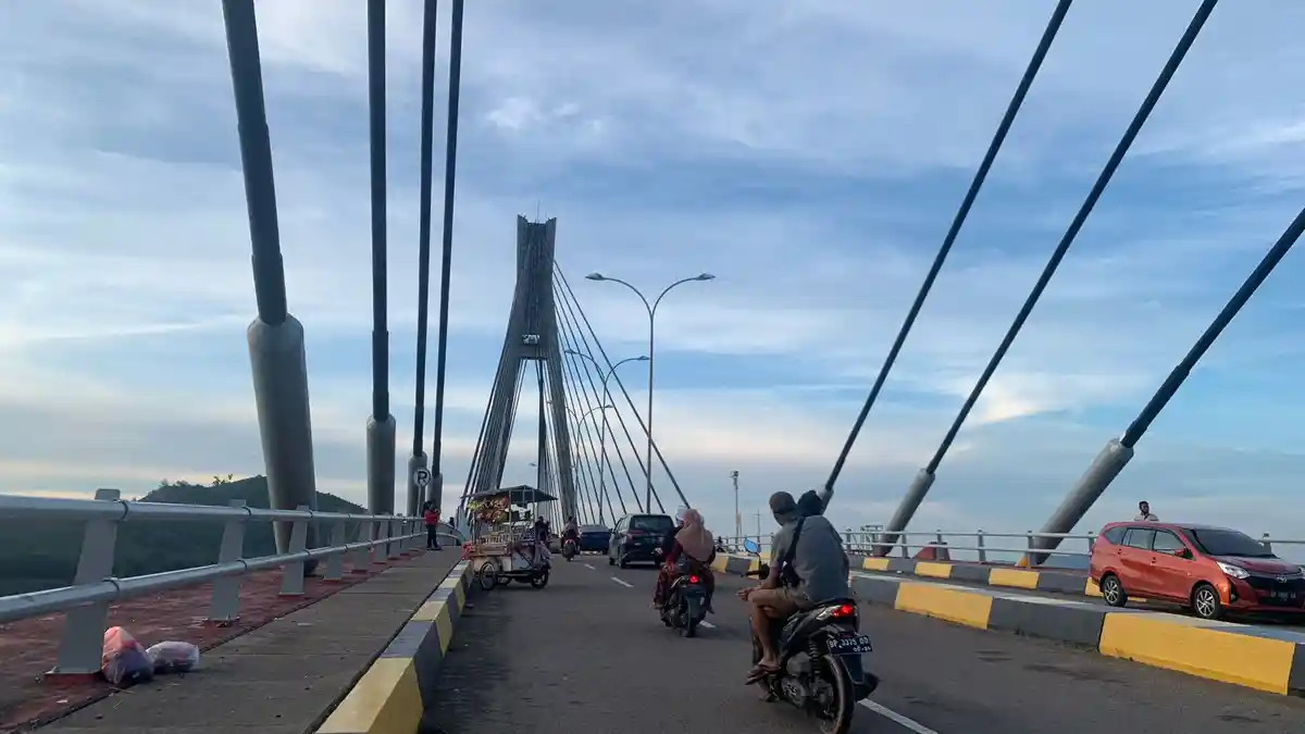 Viral Aksi Ibu Bawa Anak Nangis Terisak-Isak Ingin Bunuh Diri Dari Jembatan Barelang